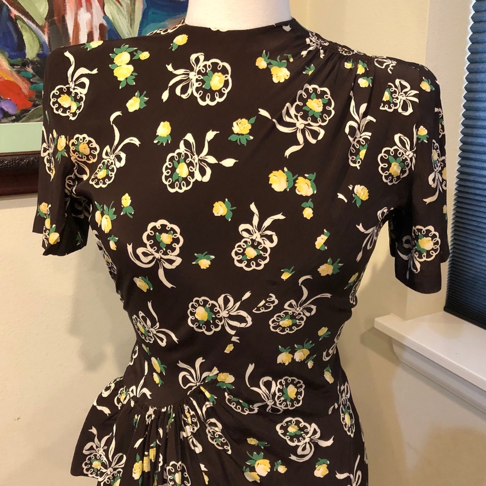 Vintage 40's Brown Cold Rayon Floral Print Iconic WWII Era Historic Dress - XS - Picture 2 of 16